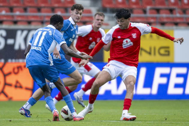 Regionalliga Nordost -Saison 26 27 Hallescher FC vs.RSV Eintracht 1949 e.V. Halle, Deutschland 11.Oktober 2026: Im Bild:v.li.Isma Baraze Adam (RSV) und Burim Halili (Halle) Halle Saale Leuna Chemie Stadion Sachsen-Anhalt Deutschland