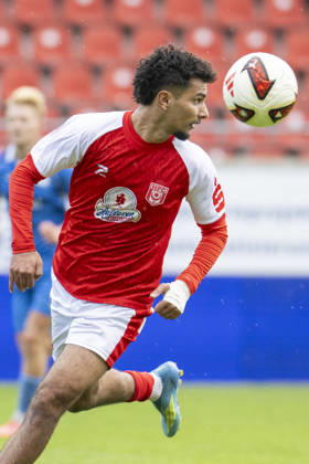Regionalliga Nordost -Saison 26 27 Hallescher FC vs.RSV Eintracht 1949 e.V. Halle, Deutschland 11.Oktober 2026: Im Bild:Osman Atilgan (Halle) mit Ball, Halle Saale Leuna Chemie Stadion Sachsen-Anhalt Deutschland