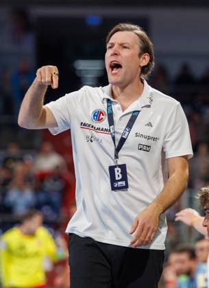 11.10.2026 - Handball - 1. Bundesliga OPEL HBL - Saison 2026 2027 - 08. Spieltag: HC Erlangen Metropolregion Nürnberg HCE - MT Melsungen - DaMa - xdaxmax - Johannes Sellin ( Trainer HC Erlangen HCE ) zeigt an gestikuliert dirigiert gibt Anweisungen