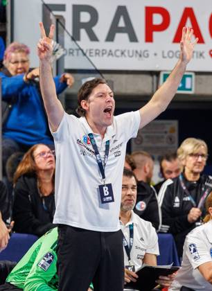 11.10.2026 - Handball - 1. Bundesliga OPEL HBL - Saison 2026 2027 - 08. Spieltag: HC Erlangen Metropolregion Nürnberg HCE - MT Melsungen - DaMa - xdaxmax - Johannes Sellin ( Trainer HC Erlangen HCE ) zeigt an gestikuliert dirigiert gibt Anweisungen