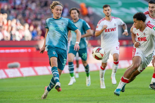 Hugo Bolin (Borussia Moenchengladbach, 38) mit einem Pass im äzw mit Jahmai Simpson-Pusey (1.FC Koeln, 22) 1.FC Köln vs. Borussia Moenchengladbach, Fussball, Bundesliga, 5.Spieltag, Saison 2026 27, 12.10.2026, DFL REGULATIONS PROHIBIT ANY USE OF PHOTOGRAPHS AS IMAGE SEQUENCES AND OR QUASI-VIDEO, 1.FC Köln vs. Borussia Moenchengladbach, Fussball, Bundesliga, 5.Spieltag, Saison 2026 27, 12.10.2026 Köln Copyright: xEibner-Pressefoto LukasxBaldygax EP_LBA