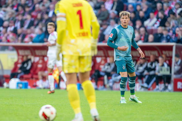 Marvin Schwaebe (1.FC Koeln, 01) wird beobachtet von Robin Hack (Borussia Moenchengladbach, 25) 1.FC Köln vs. Borussia Moenchengladbach, Fussball, Bundesliga, 5.Spieltag, Saison 2026 27, 12.10.2026, DFL REGULATIONS PROHIBIT ANY USE OF PHOTOGRAPHS AS IMAGE SEQUENCES AND OR QUASI-VIDEO, 1.FC Köln vs. Borussia Moenchengladbach, Fussball, Bundesliga, 5.Spieltag, Saison 2026 27, 12.10.2026 Köln Copyright: xEibner-Pressefoto LukasxBaldygax EP_LBA