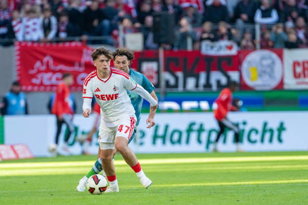 Mikey Moore (1.FC Koeln, 47) am Ball im Zweikampf mit Philipp Sander (Borussia Moenchengladbach, 16) 1.FC Köln vs. Borussia Moenchengladbach, Fussball, Bundesliga, 5.Spieltag, Saison 2026 27, 12.10.2026, DFL REGULATIONS PROHIBIT ANY USE OF PHOTOGRAPHS AS IMAGE SEQUENCES AND OR QUASI-VIDEO, 1.FC Köln vs. Borussia Moenchengladbach, Fussball, Bundesliga, 5.Spieltag, Saison 2026 27, 12.10.2026 Köln Copyright: xEibner-Pressefoto LukasxBaldygax EP_LBA