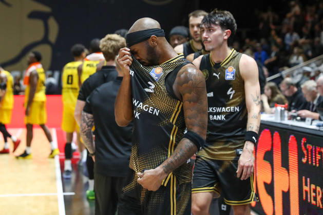 11.10.2026, xgox, Basketball - easyCredit BBL, Basketball Loewen Braunschweig - MHP RIESEN Ludwigsburg emspor, v.l. Dejour Reaves (Braunschweig, 3) enttaeuscht, schaut enttaeuscht, niedergeschlagen, disappointed Braunschweig
