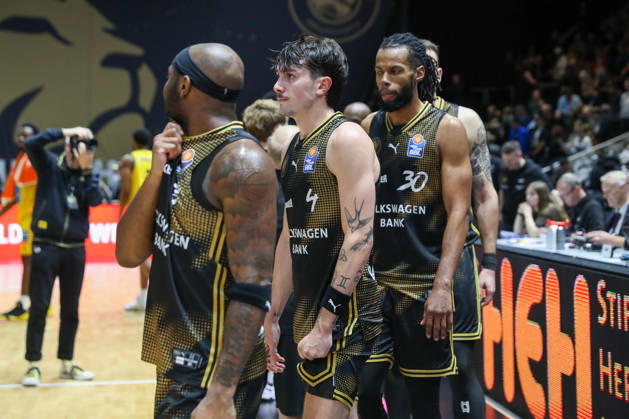 11.10.2026, xgox, Basketball - easyCredit BBL, Basketball Loewen Braunschweig - MHP RIESEN Ludwigsburg emspor, v.l. Gian Aydinoglu (Braunschweig, 4), Chip Flanigan (Braunschweig, 30) enttaeuscht, schaut enttaeuscht, niedergeschlagen, disappointed Braunschweig