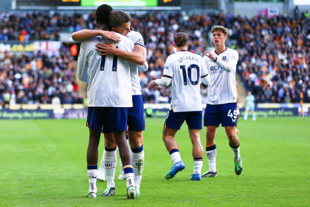 KINGSTON UPON HULL, ENGLAND, OCTOBER 11: Thierno Barry (L) celebrates scoring his teams second goal with James Tarkowski (R) of Everton FC during a Premier League 2026-27 match between Hull City and Everton FC at the MKM Stadium on October 11, 2026 in Kingston Upon Hull, England. (Photo by Zach Forster Sports Press Photo) Copyright: xZachxForster SportsxPressxPhotox Sportspressphoto_SPR252444