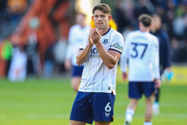 Hull City v Everton, Premier League James Tarkowski Of Everton applauds the fans during the Hull City v Everton Premier League match at the MKM Stadium, Hull, England on 11 October 2026 Credit: Lee Keuneke Every Second Media Editorial use only. All images are copyright Every Second Media Limited. No images may be reproduced without prior permission. All rights reserved. Premier League and Football League images are subject to licensing agreements with Football DataCo Limited. see https: www.football-dataco.com Copyright: xIMAGO EveryxSecondxMediax ESM-2204-0067 LeexKeunekex xEveryxSecondxMediax
