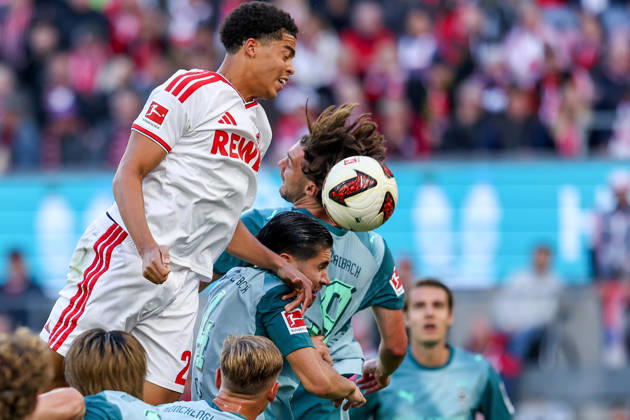 2026.10.11, xkwix, Fußball, Bundesliga, 1. FC Köln - Borussia Mönchengladbach, RheinEnergieSTADION, 5.Spieltag, Saison 2026 2027: Jahmai Simpson-Pusey (1. FC Koeln 22) beim Zweikampf in der Luft im getuemmel gegen Nicolas Kuehn (Borussia Moenchengladbach 19) und Kevin Diks (Borussia Moenchengladbach 4) DFB regulations prohibit any use of photographs as image sequences and or quasi-video. Photo: xKamilxWilkowskixPressefotoKochx Nordrhein-Westfalen Deutschland