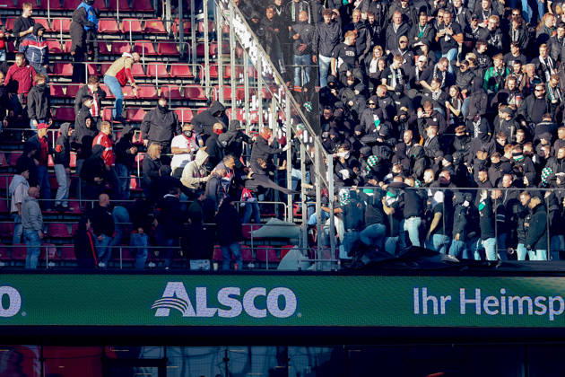 2026.10.11, xkwix, Fußball, Bundesliga, 1. FC Köln - Borussia Mönchengladbach, RheinEnergieSTADION, 5.Spieltag, Saison 2026 2027: Schlaegerei im Oberrang zwischen Koelner und Gladbacher Anhaengern DFB regulations prohibit any use of photographs as image sequences and or quasi-video. Photo: xKamilxWilkowskixPressefotoKochx Nordrhein-Westfalen Deutschland
