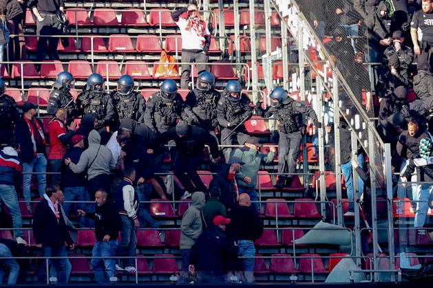 2026.10.11, xkwix, Fußball, Bundesliga, 1. FC Köln - Borussia Mönchengladbach, RheinEnergieSTADION, 5.Spieltag, Saison 2026 2027: Schlaegerei im Oberrang zwischen Koelner und Gladbacher Anhaengern wird von der Polizei aufgeloest DFB regulations prohibit any use of photographs as image sequences and or quasi-video. Photo: xKamilxWilkowskixPressefotoKochx Nordrhein-Westfalen Deutschland