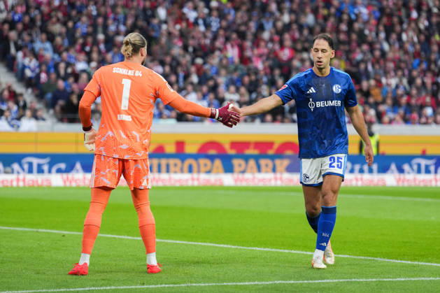 1. Bundesliga: SC Freiburg vs FC Schalke 04, 11.10.2026 Loris Karius (FC Schalke 04, 1) und Nikola KatiÄ‡ (FC Schalke 04, 25) die sich abklatschen 1. Bundesliga: SC Freiburg vs FC Schalke 04, Europa-Park-Stadion, 11.10.2026 DFB DFL REGULATIONS PROHIBIT ANY USE OF PHOTOGRAPHS AS IMAGE SEQUENCES AND OR QUASI-VIDEO. Copyright: xBEAUTIFULxSPORTS Boscox