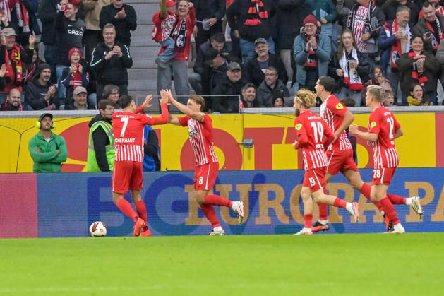 Jubel zum Tor zum 1:0 durch Maximilian Eggestein (SC Freiburg, 08) mit Derry Scherhant (SC Freiburg, 07) und seinen Mitspielern. GER, SC Freiburg vs Schalke 04, Fussball, Bundesliga, 5. Spieltag, Saison 2026 2027, 11.10.2026 DFL DFB REGULATIONS PROHIBIT ANY USE OF PHOTOGRAPHS AS IMAGE SEQUENCES AND OR QUASI-VIDEO GER, SC Freiburg vs Schalke 04, Fussball, Bundesliga, 5. Spieltag, Saison 2026 2027, 11.10.2026 Freiburg Copyright: xEibner-Pressefotox EP_THS