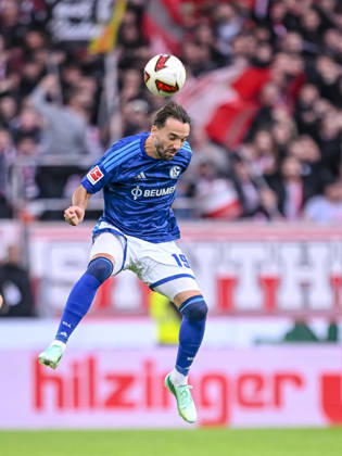 Kenan Karaman (FC Schalke 04) in Aktion, am Ball, Einzelaktion waehrend des spiels der 1. Bundesliga zwischen Club Freiburg und FC Schalke 04, Europa-Park Stadion am 11. October 2026 in Freiburg im Breisgau, Deutschland. (Foto von Harry Langer DeFodi Images) +++ Kenan Karaman (FC Schalke 04) controls the Ball during the Bundesliga match between Sport-Club Freiburg and FC Schalke 04 at Europa-Park Stadion on October 11, 2026 in Freiburg im Breisgau, Germany. (Photo by Harry Langer DeFodi Images) DFB DFL REGULATIONS PROHIBIT ANY USE OF PHOTOGRAPHS AS IMAGE SEQUENCES AND OR QUASI-VIDEO. (Photo by Harry Langer DeFodi Images) DFB DFL REGULATIONS PROHIBIT ANY USE OF PHOTOGRAPHS AS IMAGE SEQUENCES AND OR QUASI-VIDEO. -
