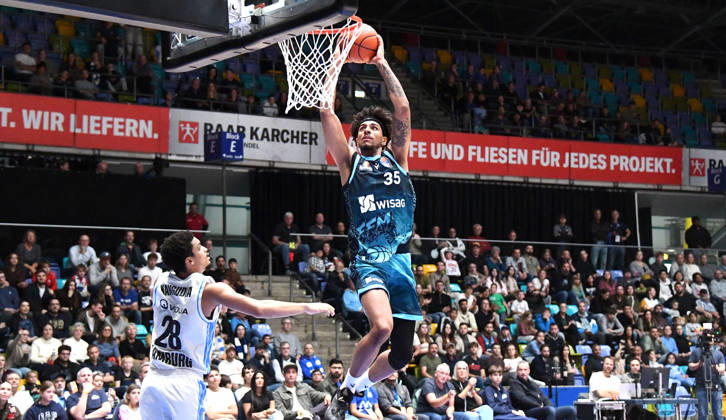 11.10.2026, xokbx, Basketball easyCredit BBL Bundesliga, Frankfurt Skyliners - Veolia Towers Hamburg v.l. Roman Bedime (Fraport Skyliners Frankfurt), Wurf, Sprung zum Korb, Dunk, Dunk in Frankfurt am Main