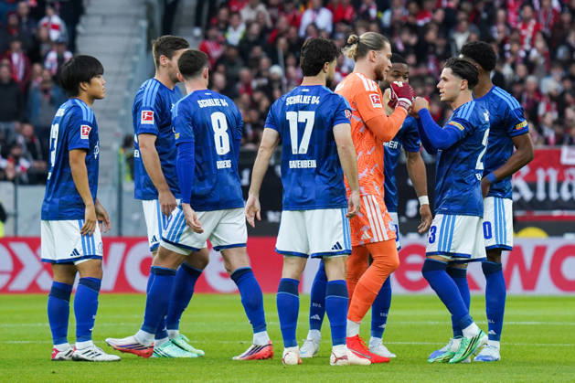 1. Bundesliga: SC Freiburg vs FC Schalke 04, 11.10.2026 Die Schalker die vor dem Spiel sich abklatschen 1. Bundesliga: SC Freiburg vs FC Schalke 04, Europa-Park-Stadion, 11.10.2026 DFB DFL REGULATIONS PROHIBIT ANY USE OF PHOTOGRAPHS AS IMAGE SEQUENCES AND OR QUASI-VIDEO. Copyright: xBEAUTIFULxSPORTS Boscox