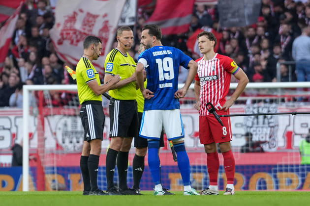 Kenan Karaman (FC Schalke 04, 19) und Maximilian Eggestein (SC Freiburg, 08) bei Martin Petersen (Schiedsrichter) , Deutschland, Fussball, 1. Bundesliga, 5.Spieltag, 2026 2027, SC Freiburg vs. FC Schalke 04, 11.10.2026, Europa-Park Stadion, Freiburg Freiburg Europa-Park Stadion Baden-Württemberg Deutschland Copyright: xArnexAmbergx