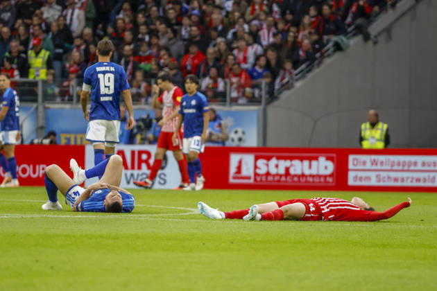 Hasan Kurucay (FC Schalke, 04) und Yuito Suzuki (SC Freiburg, 14) verletzt am Boden , Deutschland, Fussball, 1. Bundesliga, 5.Spieltag, 2026 2027, SC Freiburg vs. FC Schalke 04, 11.10.2026, Freiburg im Breisgau Europa-Park Stadion Deutschland Copyright: xGrantxHubbsx