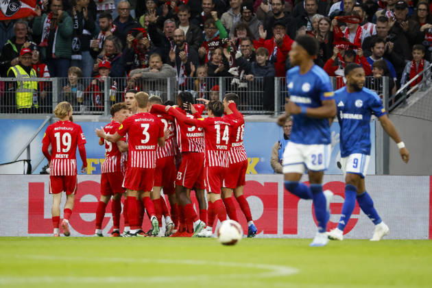 Torjubel SC Freiburg beim 1:0 durch Maximilian Eggestein (SC Freiburg, 08), Freude, Begeisterung, positive Emotionen, Torerfolg , Deutschland, Fussball, 1. Bundesliga, 5.Spieltag, 2026 2027, SC Freiburg vs. FC Schalke 04, 11.10.2026, Freiburg im Breisgau Europa-Park Stadion Deutschland Copyright: xGrantxHubbsx