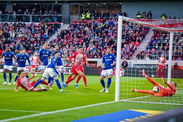 Deutschland: Fußball Bundesliga 2026 - 2027, 5. Spieltag - SC Freiburg - FC Schalke 04 - Europa-Park-Stadion (Freiburg): Tor und Torschuss zum 1:0 durch Maximilian Eggestein (SC Freiburg, 8), Loris Karius (FC Schalke 04, 1) kann den Ball nur noch im Tor nachschauen. Copyright: xJOERANxSTEINSIEKx