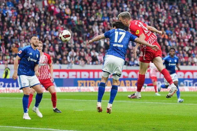 1. Bundesliga: SC Freiburg vs FC Schalke 04, 11.10.2026 Kopfballduell zwischen Adrian Gantenbein (FC Schalke 04, 17) und Matthias Ginter (SC Freiburg, 28) 1. Bundesliga: SC Freiburg vs FC Schalke 04, Europa-Park-Stadion, 11.10.2026 DFB DFL REGULATIONS PROHIBIT ANY USE OF PHOTOGRAPHS AS IMAGE SEQUENCES AND OR QUASI-VIDEO. Copyright: xBEAUTIFULxSPORTS Boscox