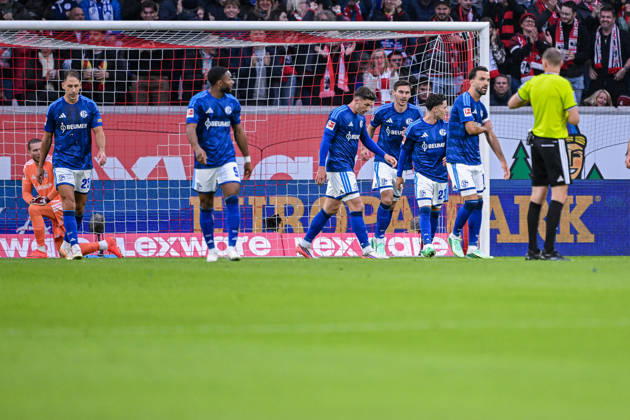 11.10.2026, Fussball, Saison 2026 2027, Bundesliga, SC Freiburg - FC Schalke 04, Die Spieler des FC Schalke 04 sind nach dem Gegentor enttäuscht, xRHR-FOTO YYx Copyright: KROEGER RHR-FOTOx RHR-FOTO YY