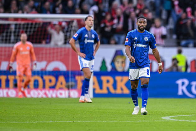 11.10.2026, Fussball, Saison 2026 2027, Bundesliga, SC Freiburg - FC Schalke 04, Die Spieler des FC Schalke 04 sind nach dem Gegentor enttäuscht, Moussa Sylla (FC Schalke 04) xRHR-FOTO YYx Copyright: KROEGER RHR-FOTOx RHR-FOTO YY