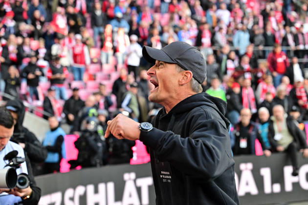 11.10.2026; Koeln; Fussball, Herren, Saison 2026 2027, 1. FC Koeln vs. Borussia Moenchengladbach Alexander Blessin (Trainer Gladbach) nach Spielende in der Fankurve: er diskutiert mit den Ultras DFL regulations prohibit any use of photographs as image sequences and or quasi-video. Rhein-Energie-Stadion Nordrhein-Westfalen Deutschland