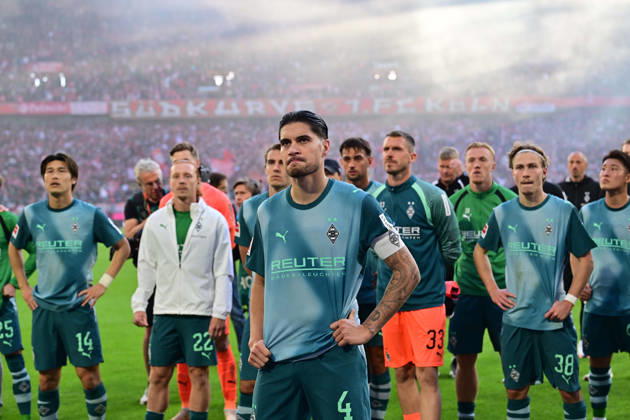 11.10.2026; Koeln; Fussball, Herren, Saison 2026 2027, 1. FC Koeln vs. Borussia Moenchengladbach Riesenenttaeuschung Enttaeuschung nach Spielende bei den Gladbachern in der Fankurve. Vorne Kapitaen Kevin Diks (Gladbach) DFL regulations prohibit any use of photographs as image sequences and or quasi-video. Rhein-Energie-Stadion Nordrhein-Westfalen Deutschland