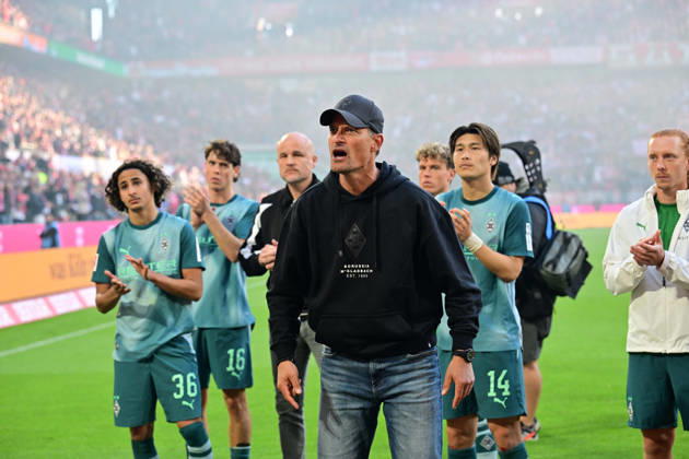 11.10.2026; Koeln; Fussball, Herren, Saison 2026 2027, 1. FC Koeln vs. Borussia Moenchengladbach Riesenenttaeuschung Enttaeuschung nach Spielende bei den Gladbachern in der Fankurve. Vorne Alexander Blessin (Trainer Gladbach) DFL regulations prohibit any use of photographs as image sequences and or quasi-video. Rhein-Energie-Stadion Nordrhein-Westfalen Deutschland