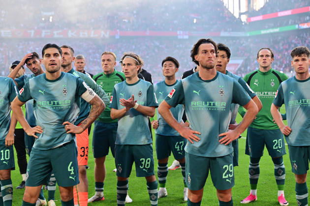 11.10.2026; Koeln; Fussball, Herren, Saison 2026 2027, 1. FC Koeln vs. Borussia Moenchengladbach Riesenenttaeuschung Enttaeuschung nach Spielende bei den Gladbachern in der Fankurve. Links vorne Kevin Diks (Gladbach); rechts vorne Joe Scally (Gladbach) DFL regulations prohibit any use of photographs as image sequences and or quasi-video. Rhein-Energie-Stadion Nordrhein-Westfalen Deutschland