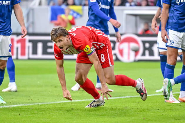 Maximilian Eggestein (SC Freiburg) Torjubel, jubelt nach seinem treffer zum 1:0 waehrend des spiels der 1. Bundesliga zwischen Club Freiburg und FC Schalke 04, Europa-Park Stadion am 11. October 2026 in Freiburg im Breisgau, Deutschland. (Foto von Harry Langer DeFodi Images) +++ Maximilian Eggestein (SC Freiburg) celebrates after scoring his team s first goal during the Bundesliga match between Sport-Club Freiburg and FC Schalke 04 at Europa-Park Stadion on October 11, 2026 in Freiburg im Breisgau, Germany. (Photo by Harry Langer DeFodi Images) DFB DFL REGULATIONS PROHIBIT ANY USE OF PHOTOGRAPHS AS IMAGE SEQUENCES AND OR QUASI-VIDEO. (Photo by Harry Langer DeFodi Images) DFB DFL REGULATIONS PROHIBIT ANY USE OF PHOTOGRAPHS AS IMAGE SEQUENCES AND OR QUASI-VIDEO. -