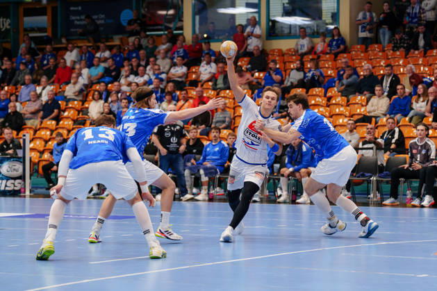 2. Handball-Bundesliga - 7. Spieltag: Dessau-Roßlauer HV 06 - VfL Lübeck-Schwartau Einar Nickelsen (VfL Lübeck-Schwartau, 42) wird von Marcel Nowak (Dessau-Roßlauer HV 06, 15) gehalten am 11.10.2026 in der Anhalt-Arena, Dessau-Roßlau (Sachsen-Anhalt) Dessau-Roßlau Anhalt-Arena Sachsen-Anhalt Deutschland