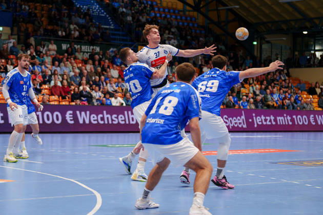 2. Handball-Bundesliga - 7. Spieltag: Dessau-Roßlauer HV 06 - VfL Lübeck-Schwartau Leonard Zink (VfL Lübeck-Schwartau, 37) passt den Ball und wird von Leon Ciudad Benitez (Dessau-Roßlauer HV 06, 20) gehalten am 11.10.2026 in der Anhalt-Arena, Dessau-Roßlau (Sachsen-Anhalt) Dessau-Roßlau Anhalt-Arena Sachsen-Anhalt Deutschland