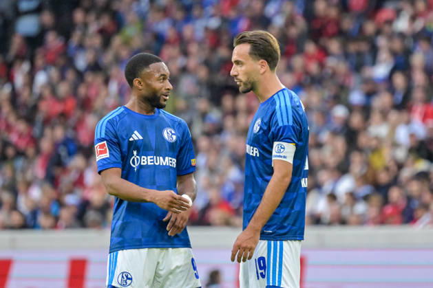Moussa Sylla (FC Schalke 04, 09), Kenan Karaman (FC Schalke 04, 19) sprechen miteinander. GER, SC Freiburg vs Schalke 04, Fussball, Bundesliga, 5. Spieltag, Saison 2026 2027, 11.10.2026 DFL DFB REGULATIONS PROHIBIT ANY USE OF PHOTOGRAPHS AS IMAGE SEQUENCES AND OR QUASI-VIDEO GER, SC Freiburg vs Schalke 04, Fussball, Bundesliga, 5. Spieltag, Saison 2026 2027, 11.10.2026 Freiburg Copyright: xEibner-Pressefotox EP_THS