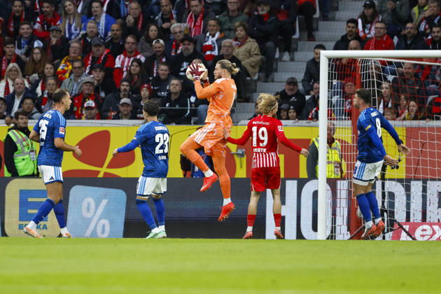 Im Strafraum von FC Schalke 04 , Deutschland, Fussball, 1. Bundesliga, 5.Spieltag, 2026 2027, SC Freiburg vs. FC Schalke 04, 11.10.2026, Freiburg im Breisgau Europa-Park Stadion Deutschland Copyright: xGrantxHubbsx