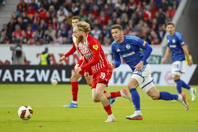 Niklas Beste (SC Freiburg, 19) und Robin Gosens (FC Schalke, 08) im Laufduell , Deutschland, Fussball, 1. Bundesliga, 5.Spieltag, 2026 2027, SC Freiburg vs. FC Schalke 04, 11.10.2026, Freiburg im Breisgau Europa-Park Stadion Deutschland Copyright: xGrantxHubbsx