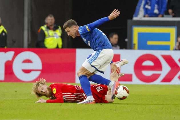 Niklas Beste (SC Freiburg, 19) und Robin Gosens (FC Schalke, 08) im Zweikampf , Deutschland, Fussball, 1. Bundesliga, 5.Spieltag, 2026 2027, SC Freiburg vs. FC Schalke 04, 11.10.2026, Freiburg im Breisgau Europa-Park Stadion Deutschland Copyright: xGrantxHubbsx
