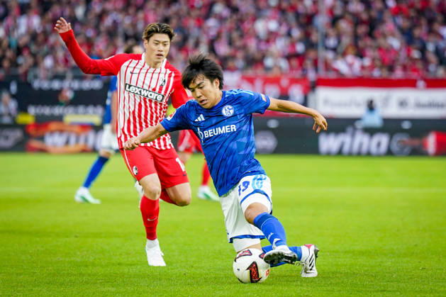 Deutschland: Fußball Bundesliga 2026 - 2027, 5. Spieltag - SC Freiburg - FC Schalke 04 - Europa-Park-Stadion (Freiburg): Satoshi Tanaka (FC Schalke 04, 13) Yuito Suzuki (SC Freiburg, 14) Copyright: xJOERANxSTEINSIEKx