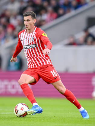Yannik Engelhardt (SC Freiburg) in Aktion, am Ball, Einzelaktion waehrend des spiels der 1. Bundesliga zwischen Club Freiburg und FC Schalke 04, Europa-Park Stadion am 11. October 2026 in Freiburg im Breisgau, Deutschland. (Foto von Harry Langer DeFodi Images) +++ Yannik Engelhardt (SC Freiburg) controls the Ball during the Bundesliga match between Sport-Club Freiburg and FC Schalke 04 at Europa-Park Stadion on October 11, 2026 in Freiburg im Breisgau, Germany. (Photo by Harry Langer DeFodi Images) DFB DFL REGULATIONS PROHIBIT ANY USE OF PHOTOGRAPHS AS IMAGE SEQUENCES AND OR QUASI-VIDEO. (Photo by Harry Langer DeFodi Images) DFB DFL REGULATIONS PROHIBIT ANY USE OF PHOTOGRAPHS AS IMAGE SEQUENCES AND OR QUASI-VIDEO. -