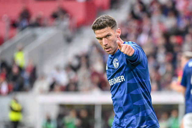 Robin Gosens (FC Schalke 04) gestikuliert, gestik waehrend des spiels der 1. Bundesliga zwischen Club Freiburg und FC Schalke 04, Europa-Park Stadion am 11. October 2026 in Freiburg im Breisgau, Deutschland. (Foto von Harry Langer DeFodi Images) +++ Robin Gosens (FC Schalke 04) gestures during the Bundesliga match between Sport-Club Freiburg and FC Schalke 04 at Europa-Park Stadion on October 11, 2026 in Freiburg im Breisgau, Germany. (Photo by Harry Langer DeFodi Images) DFB DFL REGULATIONS PROHIBIT ANY USE OF PHOTOGRAPHS AS IMAGE SEQUENCES AND OR QUASI-VIDEO. (Photo by Harry Langer DeFodi Images) DFB DFL REGULATIONS PROHIBIT ANY USE OF PHOTOGRAPHS AS IMAGE SEQUENCES AND OR QUASI-VIDEO. -