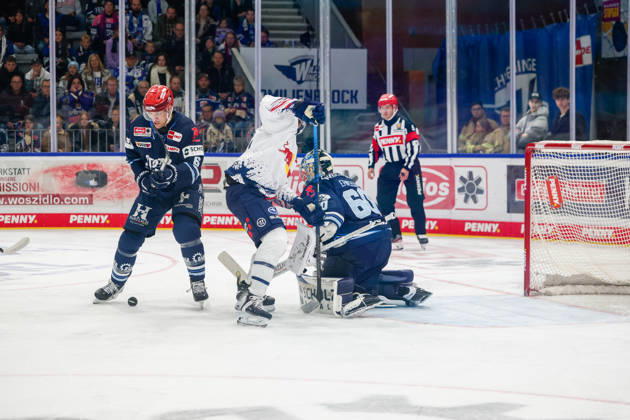 Alex Peters (Schwenninger Wild Wings, 06), Veit Oswald (EHC Red Bull Muenchen, 27) und Goalie Joacim Eriksson (Schwenninger Wild Wings, 60), , GER, Schwenninger Wild Wings vs. EHC Red Bull Muenchen, Eishockey, PENNY DEL, 8. Spieltag, Spielzeit 2026 2027, 11.10.2026 GER, Schwenninger Wild Wings vs. EHC Red Bull Muenchen, Eishockey, PENNY DEL, 8. Spieltag, Spielzeit 2026 2027, 11.10.2026 Schwenningen Copyright: xEibner-Pressefoto KirstenxJaegerx