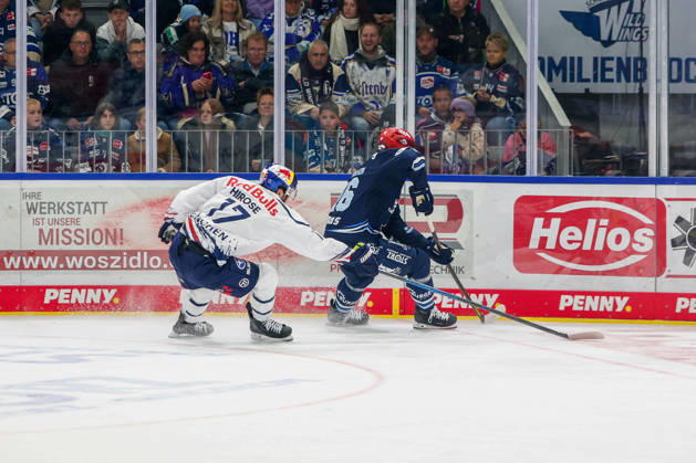 Caro Hirose (EHC Red Bull Muenchen, 17) und Eric Martinsson (Schwenninger Wild Wings, 46), GER, Schwenninger Wild Wings vs. EHC Red Bull Muenchen, Eishockey, PENNY DEL, 8. Spieltag, Spielzeit 2026 2027, 11.10.2026 GER, Schwenninger Wild Wings vs. EHC Red Bull Muenchen, Eishockey, PENNY DEL, 8. Spieltag, Spielzeit 2026 2027, 11.10.2026 Schwenningen Copyright: xEibner-Pressefoto KirstenxJaegerx