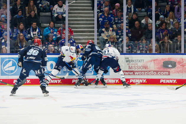 Kyle Platzer (Schwenninger Wild Wings, 88), Tobias Rieder (EHC Red Bull Muenchen, 08), Thomas Schemitsch (Schwenninger Wild Wings, 62) und Dominik Kahun (EHC Red Bull Muenchen, 21) , GER, Schwenninger Wild Wings vs. EHC Red Bull Muenchen, Eishockey, PENNY DEL, 8. Spieltag, Spielzeit 2026 2027, 11.10.2026 GER, Schwenninger Wild Wings vs. EHC Red Bull Muenchen, Eishockey, PENNY DEL, 8. Spieltag, Spielzeit 2026 2027, 11.10.2026 Schwenningen Copyright: xEibner-Pressefoto KirstenxJaegerx