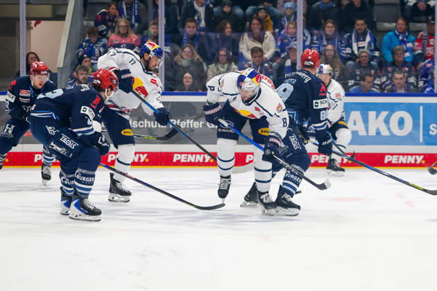 Reed Lebster (Schwenninger Wild Wings, 23), Caro Hirose (EHC Red Bull Muenchen, 17), Tobias Rieder (EHC Red Bull Muenchen, 08) und Kyle Platzer (Schwenninger Wild Wings, 88), , GER, Schwenninger Wild Wings vs. EHC Red Bull Muenchen, Eishockey, PENNY DEL, 8. Spieltag, Spielzeit 2026 2027, 11.10.2026 GER, Schwenninger Wild Wings vs. EHC Red Bull Muenchen, Eishockey, PENNY DEL, 8. Spieltag, Spielzeit 2026 2027, 11.10.2026 Schwenningen Copyright: xEibner-Pressefoto KirstenxJaegerx
