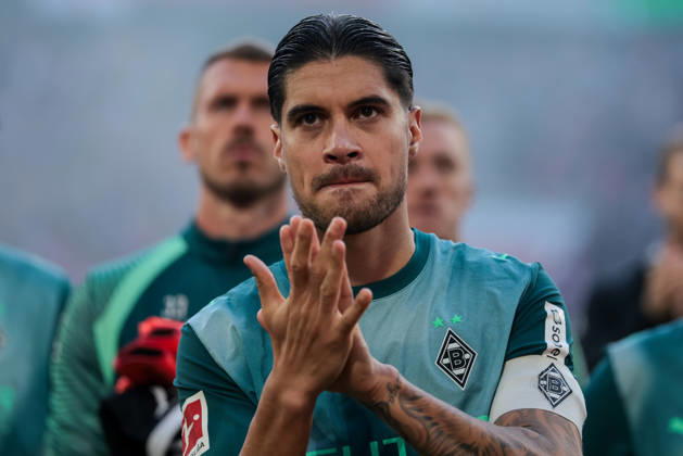 COLOGNE, GERMANY - OCTOBER 11: Kevin Diks of Borussia Monchengladbach applauds the fans after the Bundesliga 2026 27 match between 1. FC Koln and Borussia Monchengladbach at RheinEnergieStadion on October 11, 2026 in Cologne, Germany.  Copyright: xRenexNijhuis MBxMediax