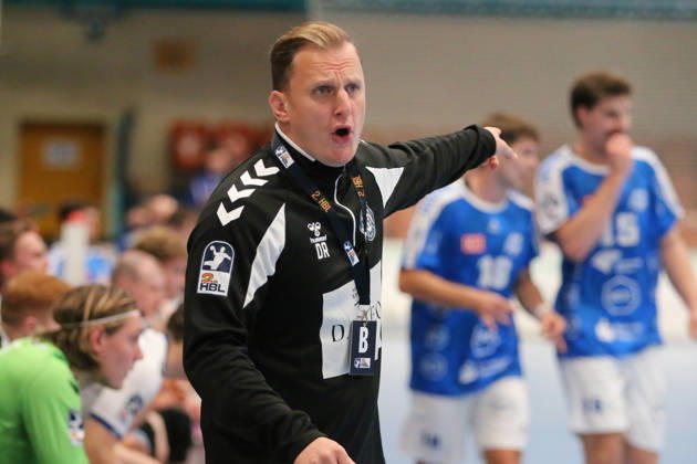 11.10.2026 Handball Herren 2026 2027 2. Handball-Bundesliga 7. Spieltag Dessau-Roßlauer HV 06 - VfL Lübeck-Schwartau Anhalt Arena Dessau Holger Thamm (Lübeck, Trainer) im Gespräch mit dem Schiedsrichter. Dessau-Roßlau Sachsen-Anhalt Deutschland