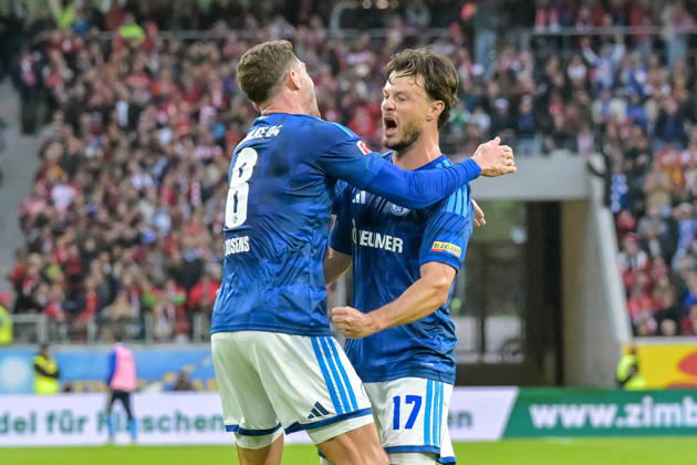 Jubel zum Tor zum 1:1 durch Adrian Gantenbein (FC Schalke 04, 17) mit Robin Gosens (FC Schalke 04, 08) GER, SC Freiburg vs Schalke 04, Fussball, Bundesliga, 5. Spieltag, Saison 2026 2027, 11.10.2026 DFL DFB REGULATIONS PROHIBIT ANY USE OF PHOTOGRAPHS AS IMAGE SEQUENCES AND OR QUASI-VIDEO GER, SC Freiburg vs Schalke 04, Fussball, Bundesliga, 5. Spieltag, Saison 2026 2027, 11.10.2026 Freiburg Copyright: xEibner-Pressefotox EP_THS