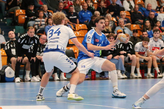 11.10.2026 Handball Herren 2026 2027 2. Handball-Bundesliga 7. Spieltag Dessau-Roßlauer HV 06 - VfL Lübeck-Schwartau Anhalt Arena Dessau Marcel Nowak (Dessau, 15, blau) am Ball. Thore Heinemann (Lübeck, 34, weiß) stellt den Raum zu. Dessau-Roßlau Sachsen-Anhalt Deutschland