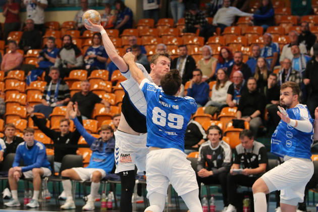 11.10.2026 Handball Herren 2026 2027 2. Handball-Bundesliga 7. Spieltag Dessau-Roßlauer HV 06 - VfL Lübeck-Schwartau Anhalt Arena Dessau Ole Hagedorn (Lübeck, 10, weiß) im Zweikampf mit Niklas Döbbel (Dessau, 69, blau). Dessau-Roßlau Sachsen-Anhalt Deutschland