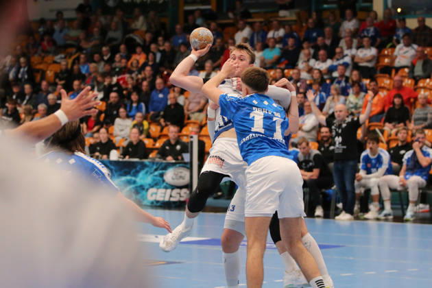11.10.2026 Handball Herren 2026 2027 2. Handball-Bundesliga 7. Spieltag Dessau-Roßlauer HV 06 - VfL Lübeck-Schwartau Anhalt Arena Dessau Ole Hagedorn (Lübeck, 10, weiß) im Zweikampf mit Alen Hadzimuhamedovic (Dessau, 11, blau). Dessau-Roßlau Sachsen-Anhalt Deutschland